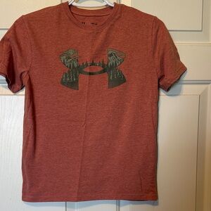 Under Armour boys medium loose Rust Graphic Tee
